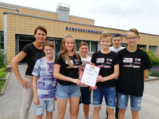 Die erfolgreiche Schülerin/die erfolgreichen Schüler mit ihrer Betreuerin Mag. Susanne Barth