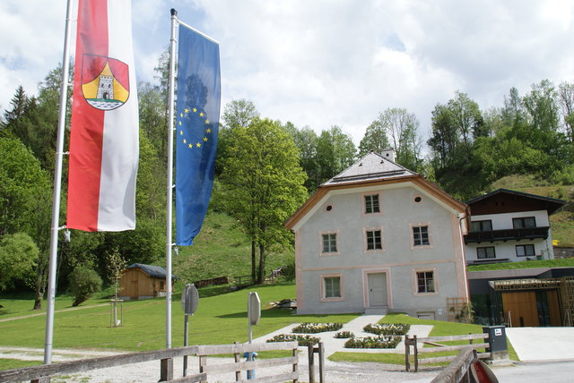Beim Pflegerschlössl in Wagrain weht eine EU-Flagge.