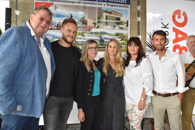 Das Team rund um Manfred Siller (li.) mit seiner prominenten Käuferin Anna Gasser (3.v.re.)