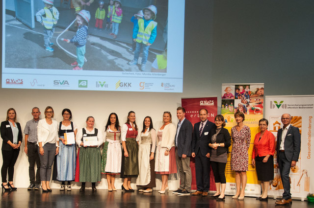 Der Kindergarten Fusch wurde ebenfalls auf die Bühne gebeten um die verdiente Auszeichnung entgegen zu nehmen. | Foto: AVOS/Manuel Bukovics