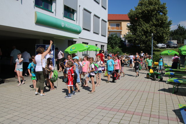 Einzug der Volksschulkinder.