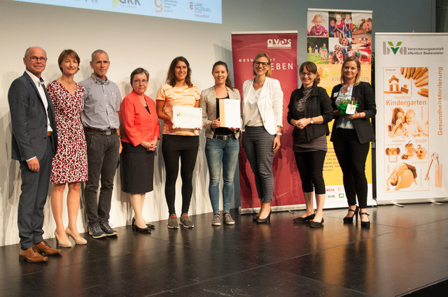 Die Pädagoginnen des Kindergarten St. Elisabeth sind sichtlich stolz auf die erhaltene Auszeichnung. | Foto: AVOS/Manuel Bukovics