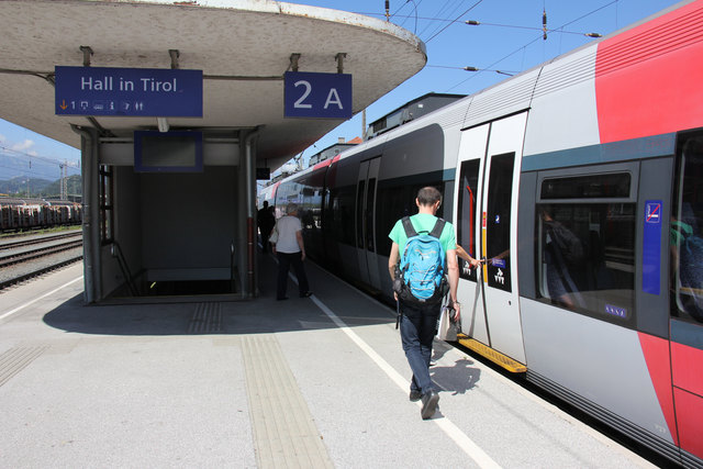 Bahnhof Hall in Tirol: Bahnsteig und Abgang zur Unterführung im Juni 2018.