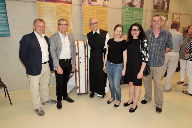 Ausstellungsgestalter Andreas Lehner im Kreis einiger Eröffnungsgäste, darunter Vzbgm. Herwig Matejka und Pater August Janisch.