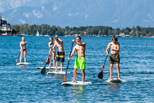 HTL-Schüler beim Stand up Paddeln auf dem Zeller See