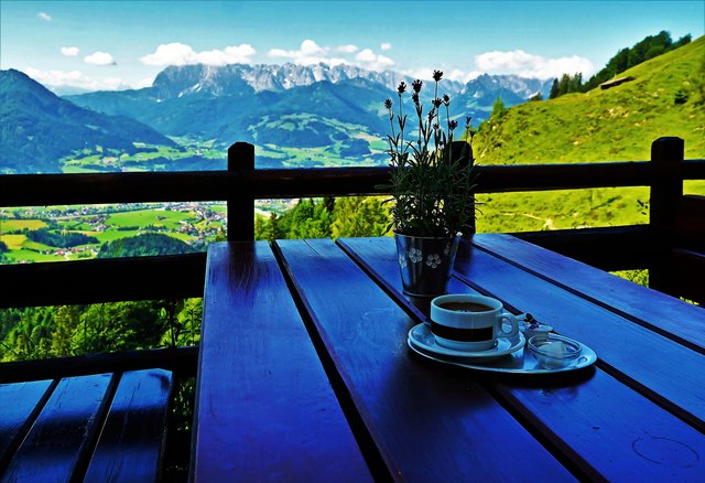 ... Blick auf den "Zahmen Kaiser" und nach Kössen