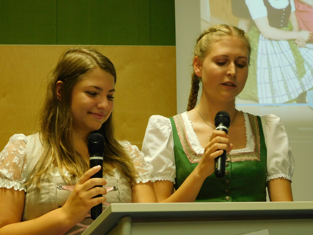 Die Schülerinnen präsentierten einen Rückblick auf die vergangenen Schuljahre.