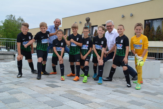 Martin Steurer, Obmann des Grafenwörth USC und Bürgermeister Alfred Riedl mit den jüngsten Sportlern der Gemeinde.