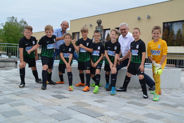 Martin Steurer, Obmann des Grafenwörth USC und Bürgermeister Alfred Riedl mit den jüngsten Sportlern der Gemeinde.