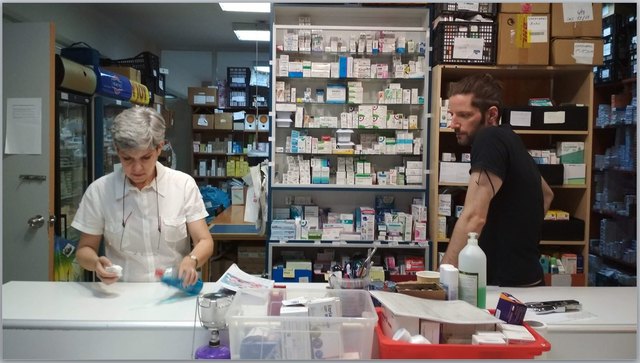 Zwei der ehrenamtlichen Mitwirkenden in der Initiative "Sozialapotheke" zur Medikamentenversorgung der armen Bevölkerung.