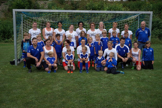 Fußball Mama´s  gegen Kids Tunier