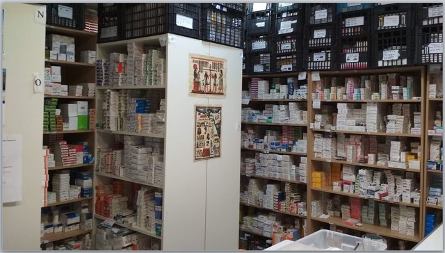 Volle Regale mit organisierten Arzneimitteln; sogar ein Spital wird hiervon mitversorgt.