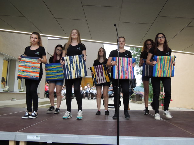 Präsentation: Im Rahmen von Modeschau und Tänzen zeigten die Schüler auch stolz ihre selbst genähten Patchwork-Polster.