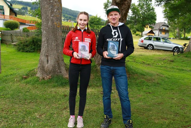 Katja Krenn (FC Donald) und Christian Weißenbacher (RC Birkfeld) wurden mit der Glastrophäe zum Tagessieg belohnt.