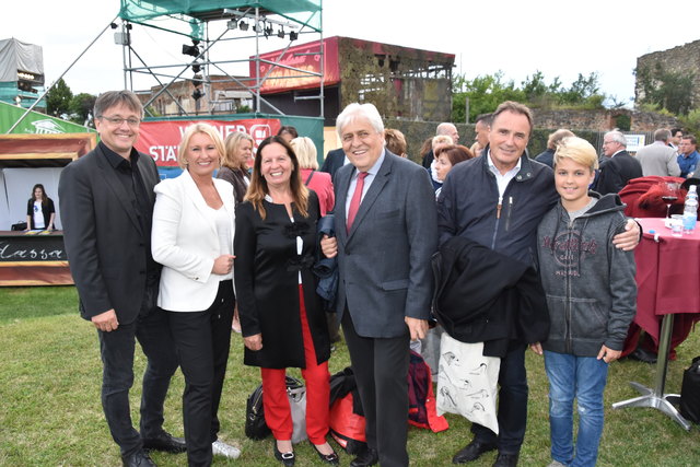 Von links: Michael Gerbavsits, Elisabeth Pauer, Marianne Resetarits, Kurt Resetarits, Helmut Bieler mit Sohn.