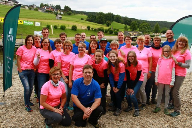 Das Team der Sportunion Fischbach mit ihrem Hauptsponsor, Michael Übeleis vorne knieend.