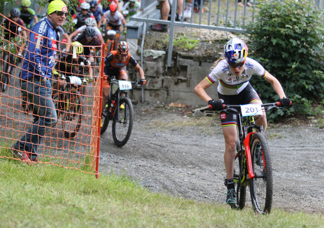 Laura Stigger setzte sich in Kirchberg vom Start weg an die Spitze des Feldes. | Foto: Peter Leitner