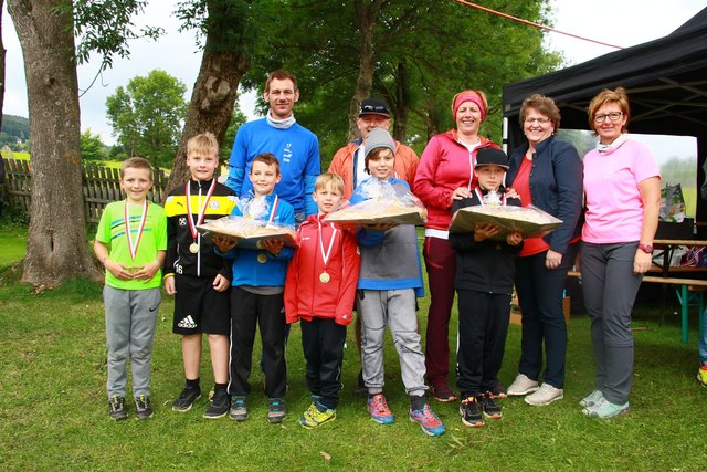Beim Family-Crosstriathlon sind alle Teilnehmer Sieger, daher ermitteln wir den Mittelwert aller teilnehmenden Staffeln - 1.Platz: "Speedy 1" - Petra und Simon Schinnerl, 2. Platz: "Speedy 2" - Richard, Jakob und Paul Schinnerl, 3. Platz: "Die Halkis" - Adam Brunnhofer, Andreas Haubenwaller, Fabian Baumgartner