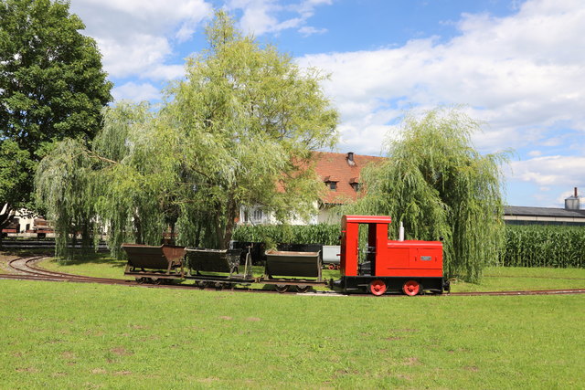 Stilecht mit Kipploren tuckert die alte Dame übers Gelände