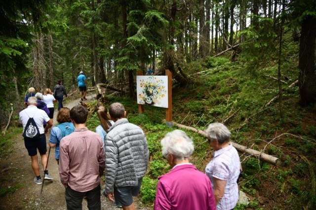 Bei der Eröffnung-Begehung. | Foto: Kuturverein Freiraum Leogang