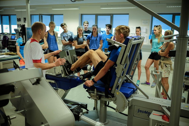 Im Labor des Fachbereichs für Sport- und Bewegungswissenschaften wurde die Kraft in der Beinstreckmuskulatur der Jugendlichen gemessen. | Foto: OZ Jahnel