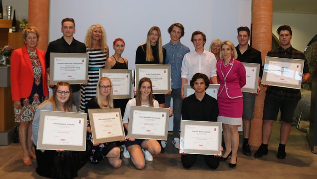 1. Reihe: (v.l.n.r.): Anna Voithofer, Petra Laakso, Famke van Leerdam, Dominik Seelhofer
2. Reihe: (v.l.n.r.): KR Andrea Stifter (WKS), Ferdinand Oberhollenzer (Ausgezeichneter Erfolg), Klassenvorständin Marlies Pirchner-Paulitsch, Viktoria Czerny, Sophia Maier (Ausgezeichneter Erfolg), Devid Botter, Maximilian Hirner, Dir. Petra Mösenlechner (TS Bramberg)
3. Reihe: (v.l.n.r.) Vorsitzende Dir. Petra Schlechter (HBLW Saalfelden), Christoph Egger (Ausgezeichneter Erfolg), Lukas Leo (Guter Erfolg)
