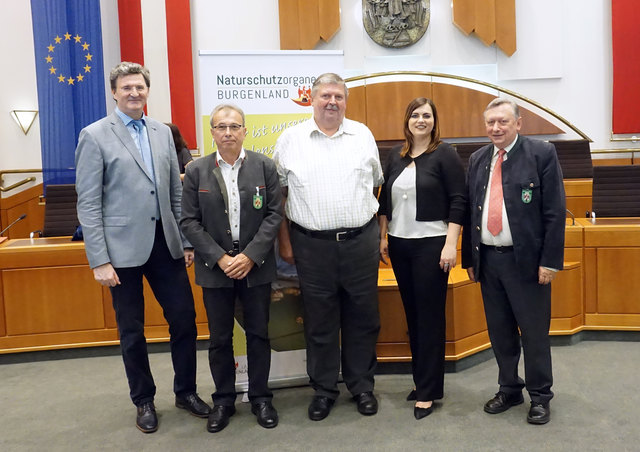 Die neuen Naturschutzorgane aus dem Bezirk Güssing: Naturschutzlandesrätin Astrid Eisenkopf, Naturschutzabteilungsleiter Paul Weikovics und Obmann Hermann Frühstück mit Gerhard Neubauer und Erich Pichler.