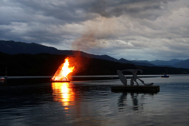 um 21 Uhr wurde die große  Feuerinsel-Pyramide am Wasser angezündet...es war einfach herrlich