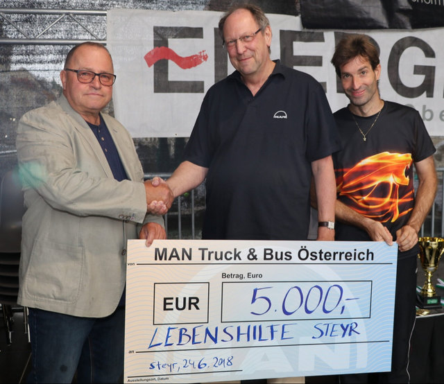 4326 gelaufene Stadtlaufkilometer wurden von MAN aufgerundet und zu einer Spende über 5000 Euro an die Lebenshilfe Steyr umgemünzt. Geschäftsführer Thomas Röttgen (im Bild Mitte) überreichte den Scheck. | Foto: MAN