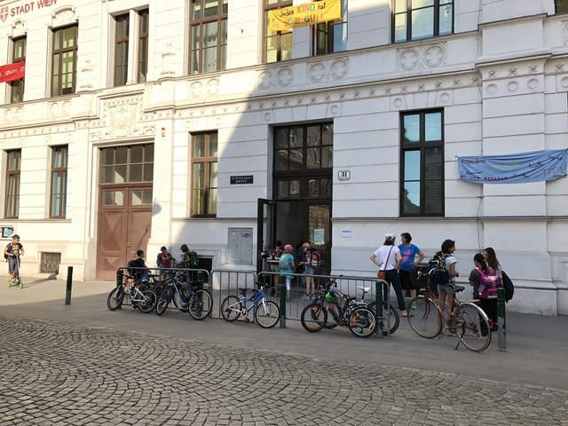 Die Straße vor der Volksschule wird gesperrt - zufahren mit dem Rad wird aber weiter möglich sein.