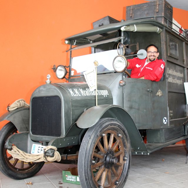 Eines der Highlights am Familiennachmittag: Ortsstellenleiter Hans Peter Kranewitter präsentierte stolz einen Rettungswagen Baujahr 1915.