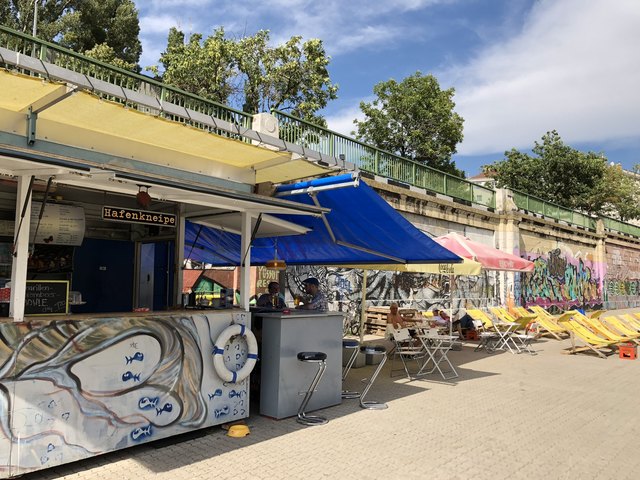 Die Hafenkneipe ist ein beliebter Treffpunkt am Kanalufer des 2. Bezirks. Ihr Weiterbestehen ist in der Schwebe.