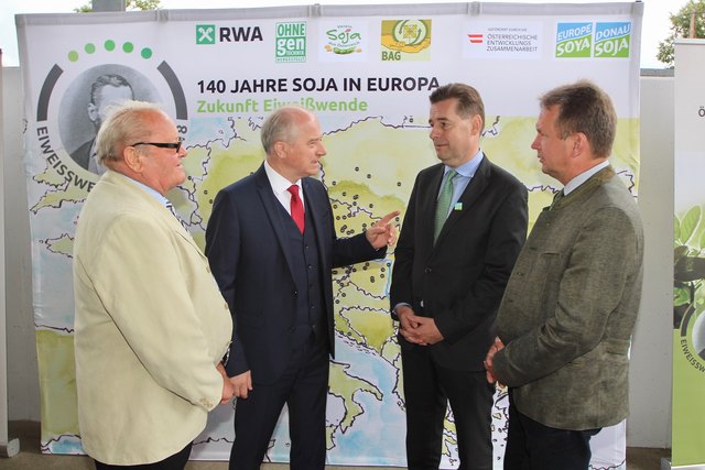 Steirischer Soja im Gespräch: Herbert Großschedl, LR Johann Seitinger, Matthias Krön (Verein Donau Soja) und LWK-Präsident Franz Titschenbacher.