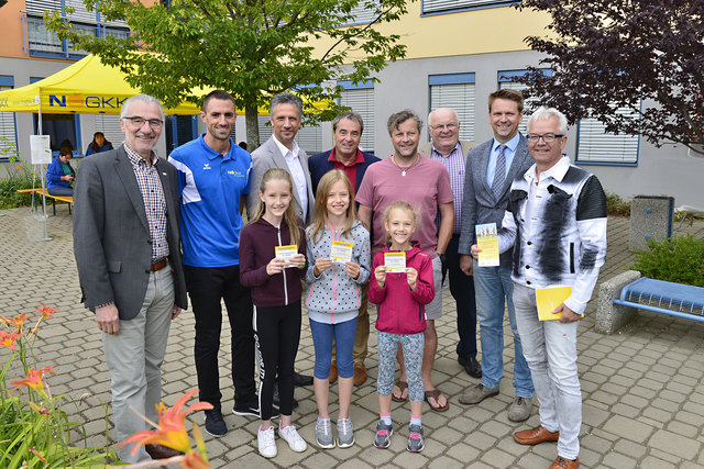 v.l.n.r.: NÖGKK Obmann Stv. Michael Pap, NÖGKK SC-Leiter Marc Bauer, NR Abg. Rudolf Plessl, Bürgermeister Richard Hemmer, Sport StR Roman Brunnthaler, Vizebürgermeister aus Scharndorf Rudolf Trakal, LT Abg. Rainer Windholz und Brucker Vizebürgermeister Gerhard Weil mit den Kindern Angela, Julia und Luzia Nikolic