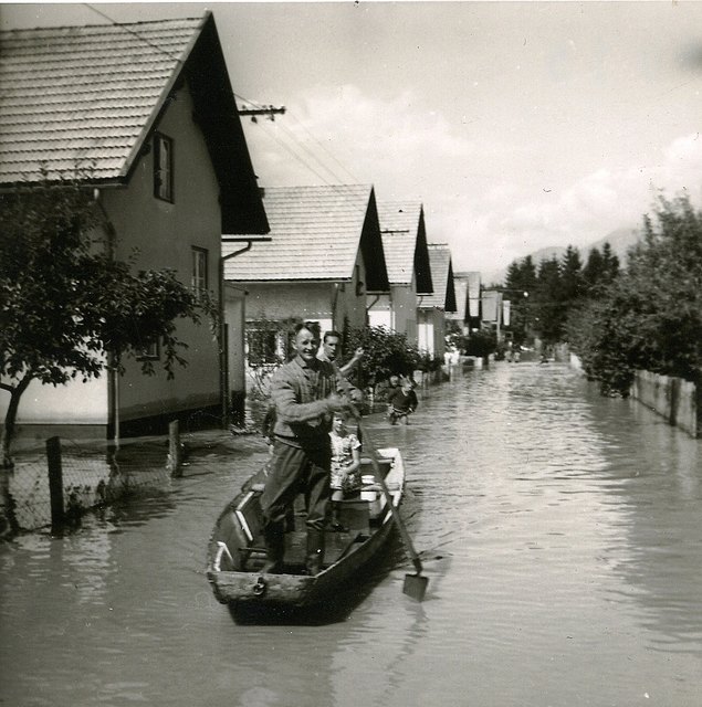 In der Kranabethsiedlung konnte man sich im Jahr 1965 nur noch mit Hilfe von Booten vorwärtsbewegen. | Foto: KK/Stadtarchiv