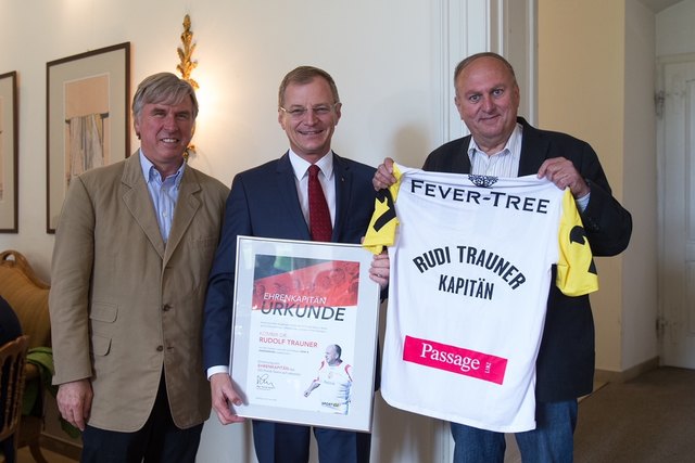 Für den Namensgeber des Freundschaftscups und langjährigen Kapitän der Politikermannschaft am Rasen,  Rudolf Trauner (rechts), gab es als Dank ein besonderes LASK-Trikot und Landeshauptmann Thomas Stelzer (Mitte) und Georg Starhemberg (links) überreichten eine Ehrenurkunde des Sportlandes OÖ. | Foto: OÖVP-Klub