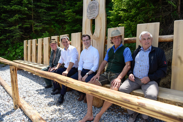 Probesitzen auf dem Bürgermeisterbankerl: Johann Weißenbacher, LH-Stv. Michael Schickhofer, Bgm. Stefan Hofer, Bründlweg-Obmann Karl Wenzel und GR Erich Dotter.