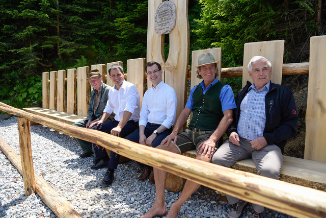 Probesitzen auf dem Bürgermeisterbankerl: Johann Weißenbacher, LH-Stv. Michael Schickhofer, Bgm. Stefan Hofer, Bründlweg-Obmann Karl Wenzel und GR Erich Dotter. | Foto: Pashkovskaya