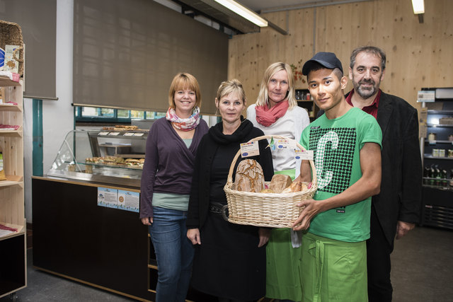 Lehrling Morteza Khawari mit dem Fairmarkt-Team. | Foto: Die Querdenker