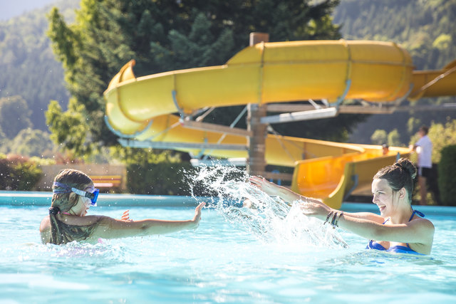 Julia Pyringer und Emely Kust amüsieren sich prächtig im Ötscherlandbad in Gaming. | Foto: Theo Kust