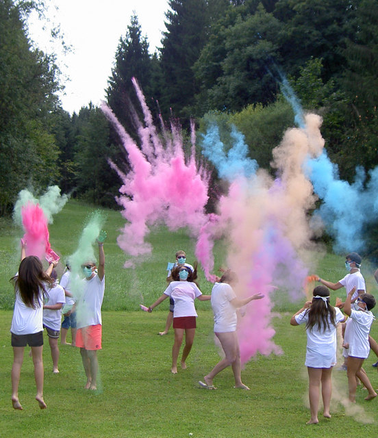 Neben diversen anderen Aktivitäten steht auch ein Mini-Farb-Festival auf dem Programm. | Foto: Abenteuer Familie