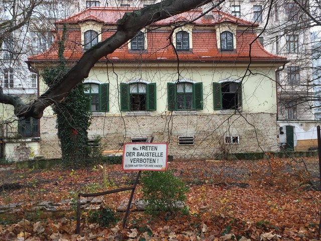 Das verfallene Gebäude wird neu gestaltet, Inhaber Walter Welledits plant einen Gastgarten mit 880 Plätzen. | Foto: Klenner