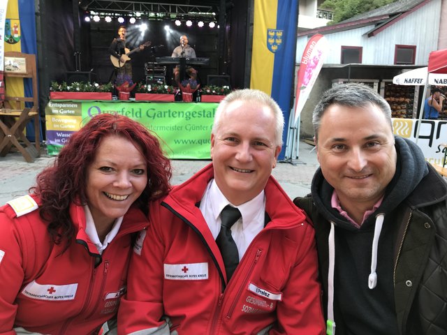 Das Rote Kreuz (Alexandra Stangl und Heinz Preiß) konnte entspannen, da der Bieranstich durch Bürgermeister Michael Cech verletzungsfrei gelang