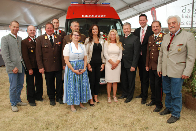 Vizebürgermeister Johann Eckerl, 5. v.l. HBI Harald Plattner, 6.v.l. GR Elisabeth Ferchländer, Fahrzeugpatin Margit, 4.v.r. Bürgermeister Gottfried Muck, 3.v.r. Europa-Abgeordneter Lukas Mandl.