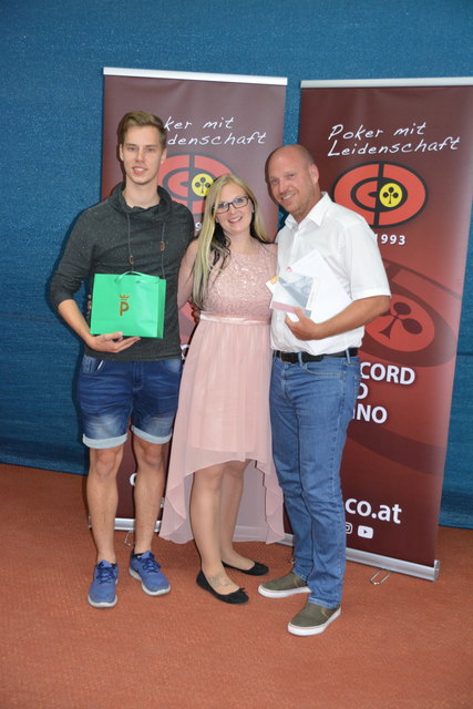 Die Gewinner des Pokerturniers, Markus Pingitzer und Manuel Lang mit Obfrau Elsiabeth Heger.