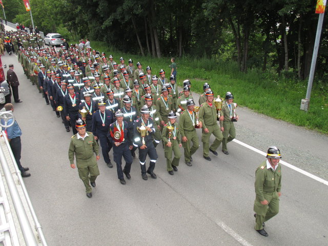 Strahlende Gesichter angesichts der Landesmeister-Pokale der Freiwilligen Feuerwehren St. Stefan ob Stainz und Stainz. | Foto: FF des Bereichsfeuerwehrverbandes