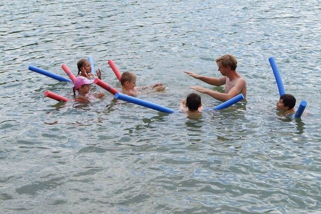 Spielerischer Zugang: Patrick Fritz setzt in seiner Schwimmschule auf Einfachheit und Verinnerlichen der Übungen