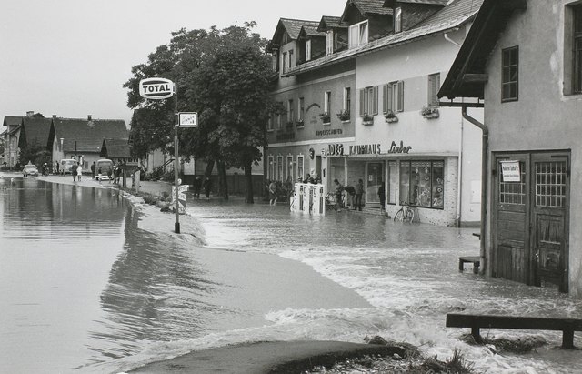 Auch das Spittaler Umland blieb von den Überschwemmungen 1965/66 nicht verschont (im Bild Kaufhaus Linder, heute Gasthof Schlosswirt, Rothenthurn). | Foto: KK/Stadtarchiv