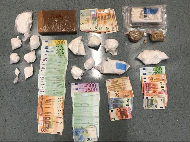 Die Polizei nahm den Dealern 18.000 Euro Bargeld, 760 Gramm Heroin und rund 2,5 Kilo Kokain ab. | Foto: LPD Wien