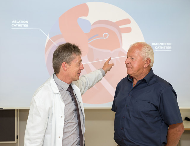 Helmut Pürerfellner (l.), Leitung Dept. Rhythmologie und Elektrophysiologie, mit Alois Schwaighofer (65), der erste Patient, an dem das neue Verfahren erfolgreich durchgeführt wurde. | Foto: Ordensklinikum Linz Elisabethinen